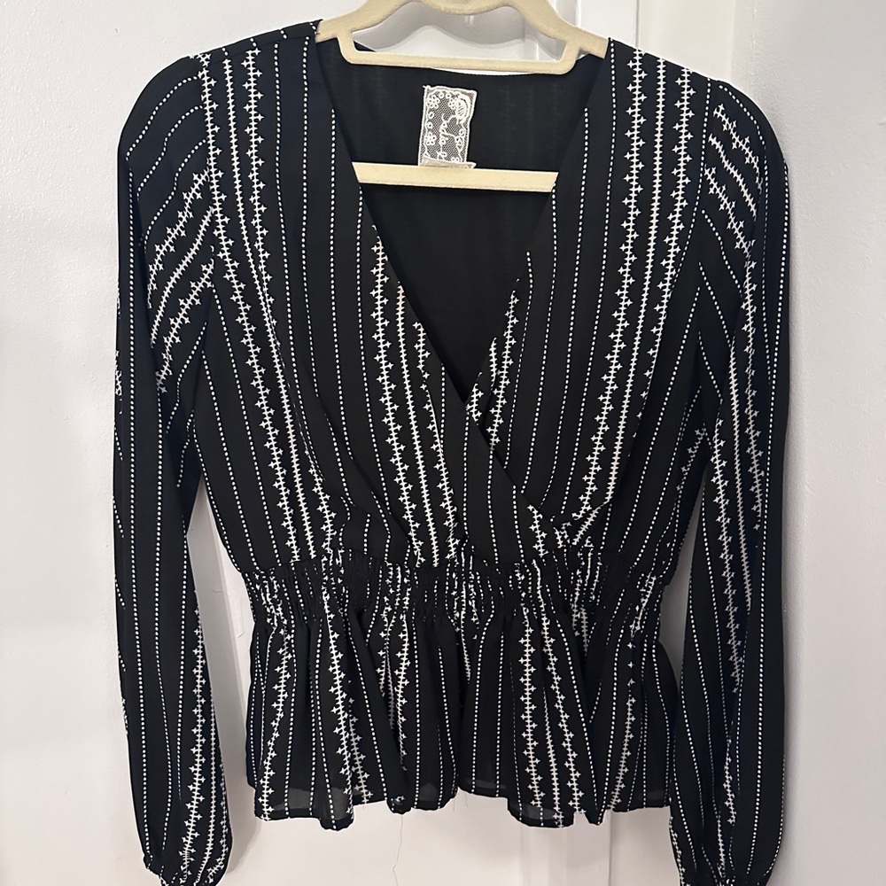 Sadie & Sage Black & White Faux Wrap Cinched Waist Blouse - S